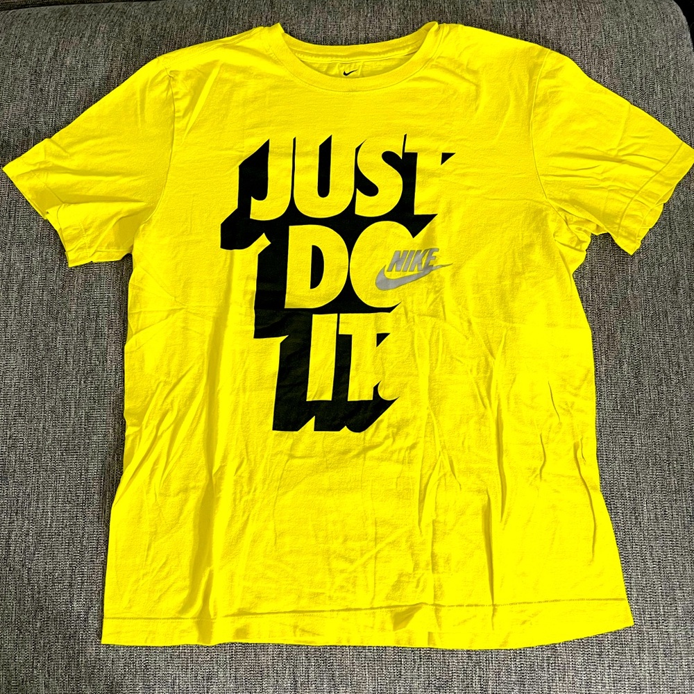 Nike size M t-shirt. Perfect brand new condition, worn once!